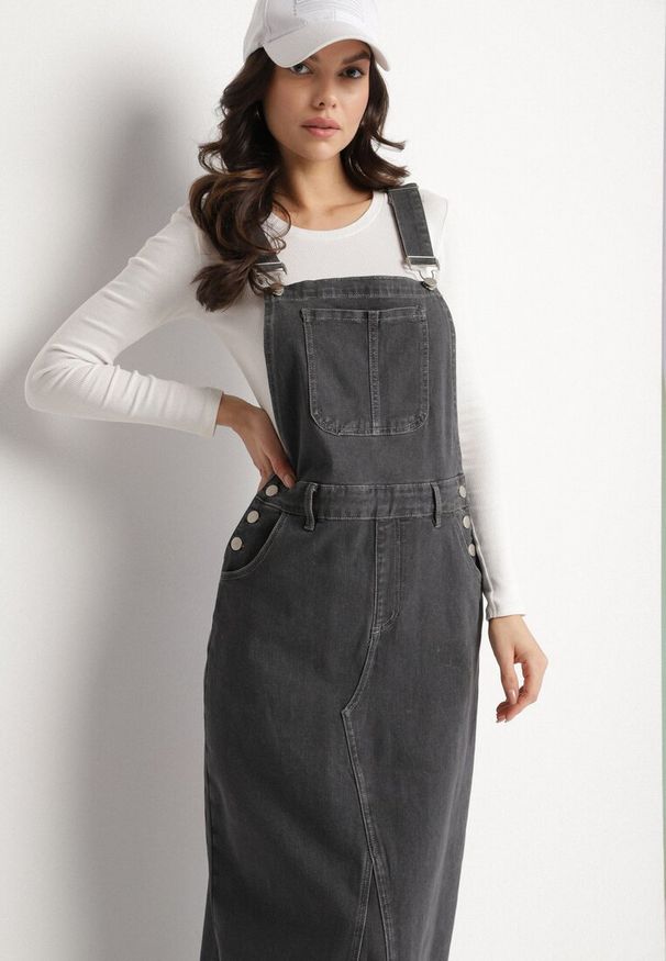 Born2be - Ciemnoszara Sukienka Ogrodniczka z Rozcięciem z Tyłu Tashiris. Okazja: na co dzień. Kolor: szary. Materiał: jeans. Wzór: aplikacja. Typ sukienki: koszulowe. Styl: casual, elegancki