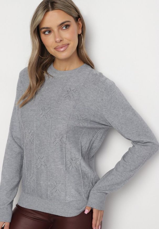 Born2be - Jasnoszary Sweter z Bawełną Ozdobiony Cyrkoniami Irinaelle. Okazja: na co dzień. Kolor: szary. Materiał: bawełna. Wzór: aplikacja. Styl: klasyczny, elegancki, casual