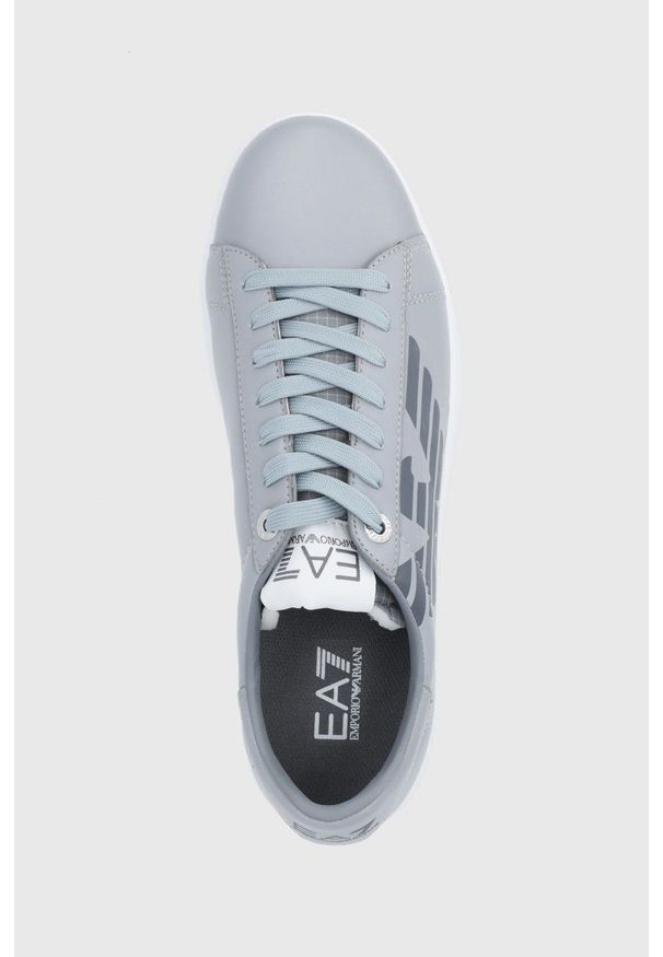 EA7 Emporio Armani Buty kolor srebrny na płaskiej podeszwie. Nosek buta: okrągły. Zapięcie: sznurówki. Kolor: srebrny. Materiał: guma. Obcas: na płaskiej podeszwie