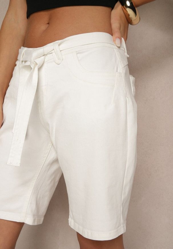 Renee - Białe Szorty Low Waist z Wiązanym Paskiem Filenisa. Okazja: na co dzień. Stan: obniżony. Kolor: biały. Styl: elegancki, retro, casual