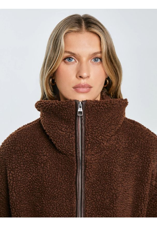 Big-Star - Bluza damska z imitacji baranka brązowa Anabela 804. Okazja: na co dzień. Kolekcja: plus size. Kolor: brązowy. Materiał: dzianina, jeans, materiał. Wzór: aplikacja. Styl: casual, elegancki