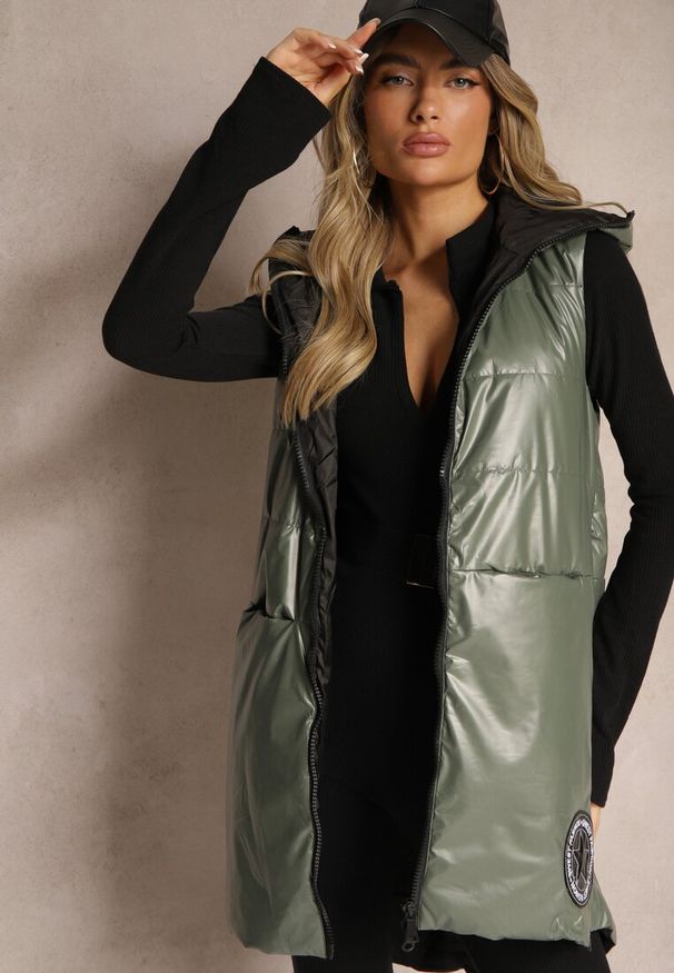 Renee - Zielona Długa Kamizelka z Naszywką i Kapturem Wykończona Napami Nevellitae. Okazja: na co dzień, na imprezę. Kolor: zielony. Materiał: dzianina, jeans. Długość: długie. Wzór: aplikacja. Styl: elegancki, casual