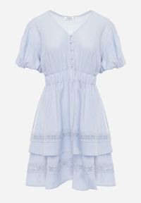 Renee - Jasnoniebieska Rozkloszowana Sukienka z Wiskozy w Typie Baby Doll z Guziczkami i Falbankami Haido. Okazja: na spacer, na co dzień. Typ kołnierza: kołnierz z falbankami. Kolor: niebieski. Materiał: wiskoza. Sezon: lato. Styl: elegancki, casual #7