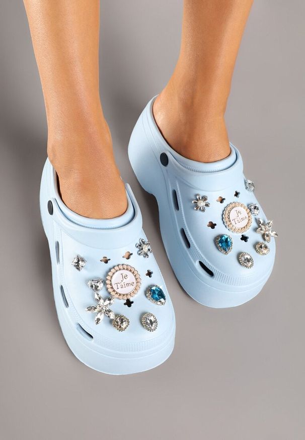 Born2be - Niebieskie Klapki na Grubej Podeszwie Ozdobione Aplikacjami 3D i Wycięciami Varinea. Okazja: na co dzień. Kolor: niebieski. Materiał: jeans. Wzór: aplikacja. Styl: elegancki, casual