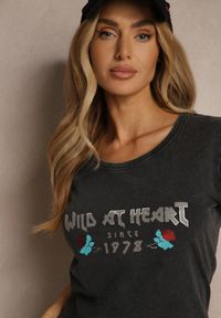 Renee - Czarny T-shirt z Bawełny Ozdobiony Nadrukiem Savetelle. Okazja: na co dzień. Kolor: czarny. Materiał: bawełna. Wzór: aplikacja, nadruk. Sezon: lato, wiosna. Styl: casual #4