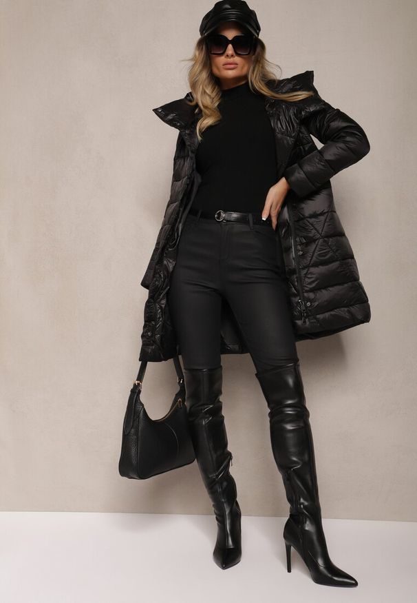 Renee - Czarna Kurtka Pikowana o Długim Kroju z Kapturem Ozdobiona Wiązaniem w Talii Anselith. Typ kołnierza: kaptur. Kolor: czarny. Materiał: jeans. Długość: długie. Wzór: aplikacja. Styl: elegancki