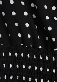 Renee - Czarna Bawełniana Sukienka o Rozkloszowanym Fasonie w Kropki Tolimirae. Okazja: na co dzień. Kolor: czarny. Materiał: bawełna. Długość rękawa: krótki rękaw. Wzór: kropki. Sezon: lato. Typ sukienki: rozkloszowane. Styl: casual #3