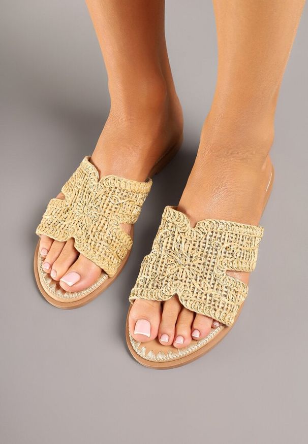 Renee - Beżowe Klapki Vices Ozdobione Plecionką Kovirina. Okazja: na co dzień. Kolor: beżowy. Materiał: jeans. Wzór: aplikacja. Sezon: lato. Styl: casual