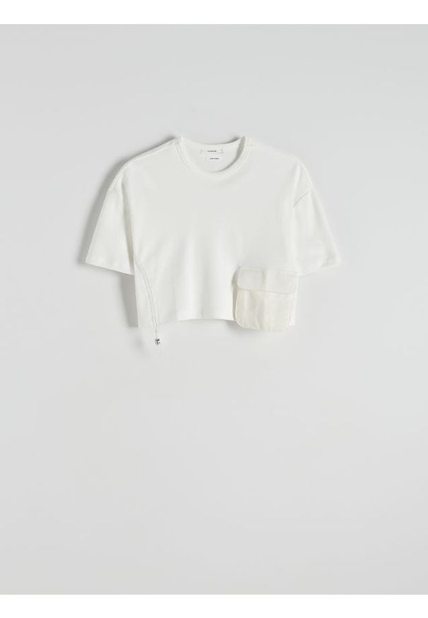 Reserved - T-shirt z kieszenią - złamana biel. Materiał: bawełna. Długość: krótkie