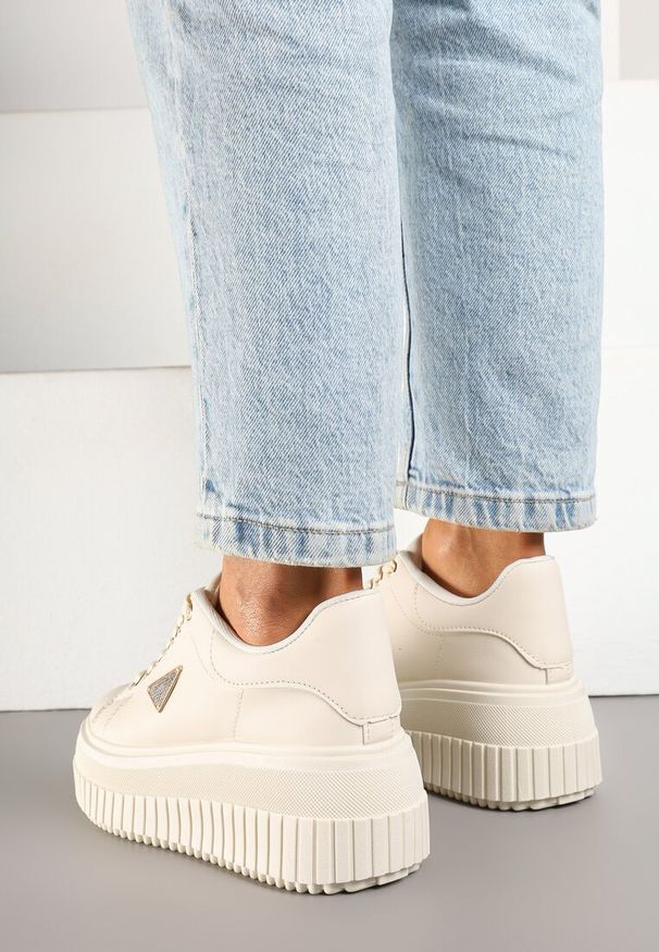 Renee - Beżowe Sneakersy na Tłoczonej Platformie Zdobione Metaliczną Aplikacją Fidania. Okazja: na co dzień. Kolor: beżowy. Materiał: jeans. Wzór: aplikacja. Obcas: na platformie