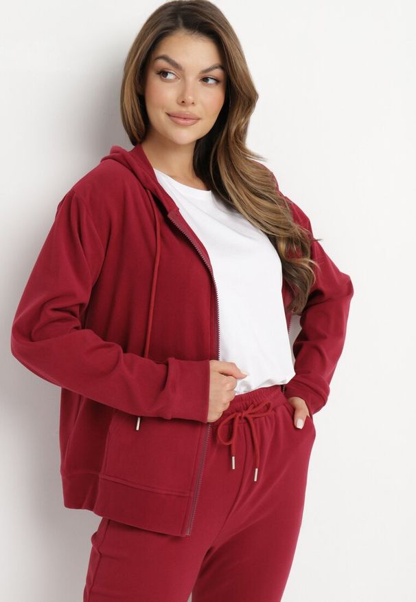 Born2be - Bordowy 2-częściowy Komplet Dresowy z Bluzą i Spodniami Seraphelle. Kolor: czerwony. Materiał: dresówka. Sport: turystyka piesza