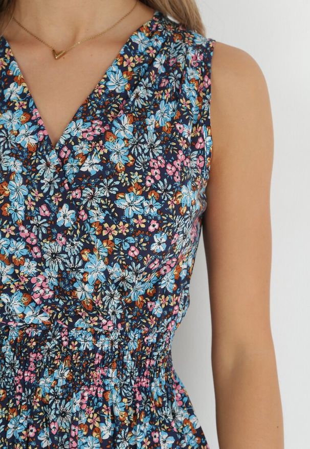 Born2be - Granatowa Sukienka Midi z Gumkami w Pasie i Kopertowym Dekoltem Feseti. Okazja: na co dzień. Typ kołnierza: dekolt kopertowy. Kolor: niebieski. Typ sukienki: kopertowe. Styl: elegancki, casual. Długość: midi