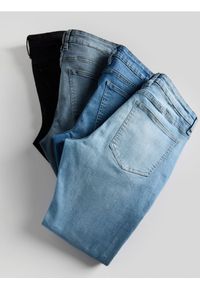 Reserved - Jeansy skinny z efektem sprania - niebieski. Kolor: niebieski