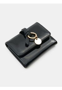 Sinsay - Mały portfel z imitacji lakierowanej skóry - czarny. Kolor: czarny. Materiał: skóra, lakier #1