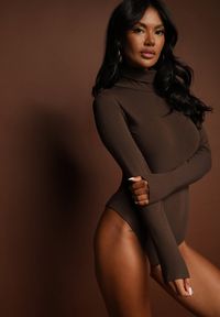 Renee - Brązowe Bawełniane Body z Golfem Ohpia. Typ kołnierza: golf. Kolor: brązowy. Materiał: bawełna. Długość rękawa: długi rękaw. Długość: długie. Wzór: gładki