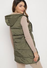 Born2be - Ciemnozielona Pikowana Kamizelka Dwustronna z Kapturem i Sznurkami Leorani. Okazja: na co dzień, na spacer. Typ kołnierza: kaptur. Kolor: zielony. Materiał: jeans. Styl: casual, sportowy #4