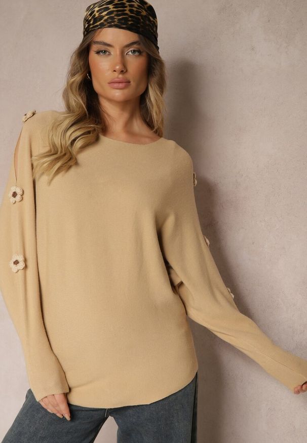 Renee - Ciemnobeżowy Sweter z Wiskozą Ozdobiony Wycięciami na Rękawach Evathia. Okazja: na co dzień. Kolor: beżowy. Materiał: wiskoza. Wzór: aplikacja. Styl: elegancki, wizytowy, casual