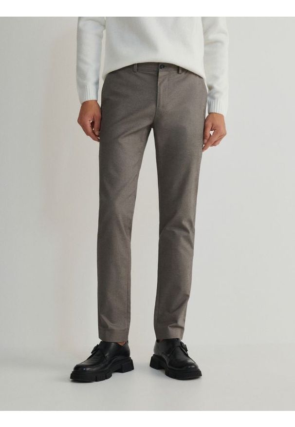 Reserved - Spodnie chino slim - szary. Kolor: szary. Materiał: tkanina, bawełna