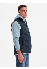 Ombre Clothing - Męski pikowany bezrękawnik z neonowymi akcentami – granatowy V3. Typ kołnierza: kołnierzyk stójkowy. Kolor: niebieski. Materiał: guma, tkanina, poliester, materiał, syntetyk. Długość rękawa: bez rękawów. Wzór: aplikacja #5