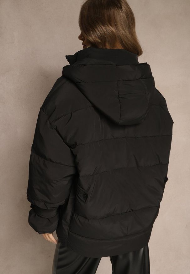 Renee - Czarna Oversizowa Kurtka z Kapturem i Pikowanymi Przeszyciami Unavella. Okazja: na co dzień. Typ kołnierza: kaptur. Kolor: czarny. Materiał: jeans. Styl: casual