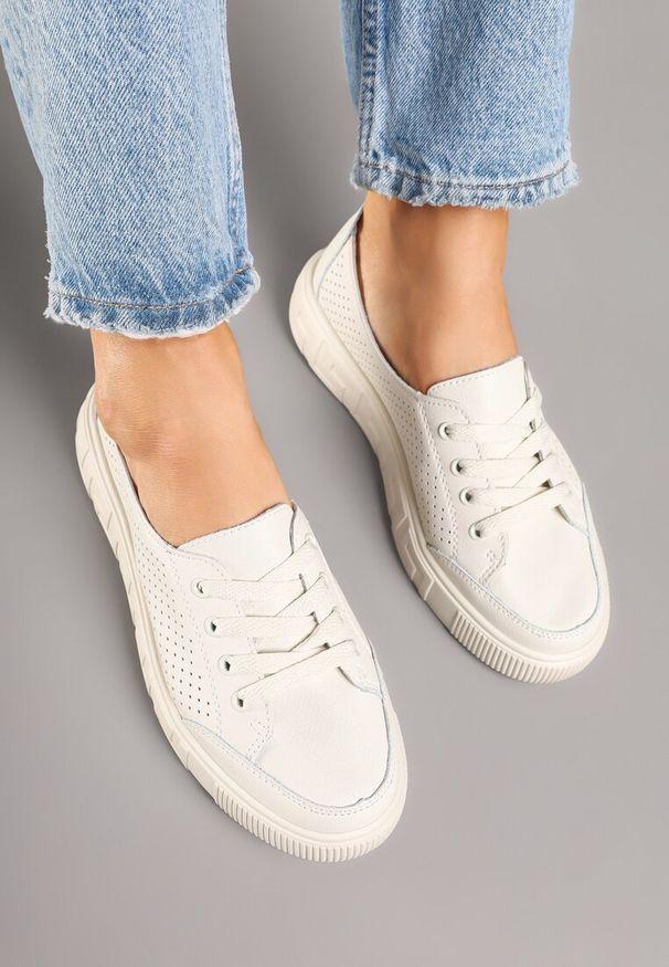 Renee - Beżowe Sneakersy ze Skóry Naturalnej z Perforacją Isolena. Okazja: na co dzień. Zapięcie: sznurówki. Kolor: beżowy. Materiał: skóra. Obcas: na płaskiej podeszwie