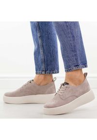 Beżowe zamszowe półbuty damskie Vinceza 79605. Okazja: na co dzień. Nosek buta: okrągły. Kolor: beżowy. Materiał: skóra. Szerokość cholewki: normalna. Sezon: wiosna, jesień, lato. Styl: casual, elegancki, klasyczny #1