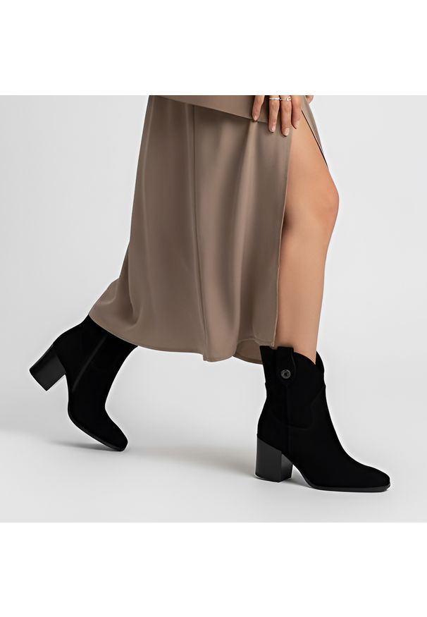 Czarne Botki Karino Damskie Modne Obuwie Jesienne. Kolor: czarny. Materiał: zamsz, welur, materiał. Szerokość cholewki: normalna. Sezon: jesień