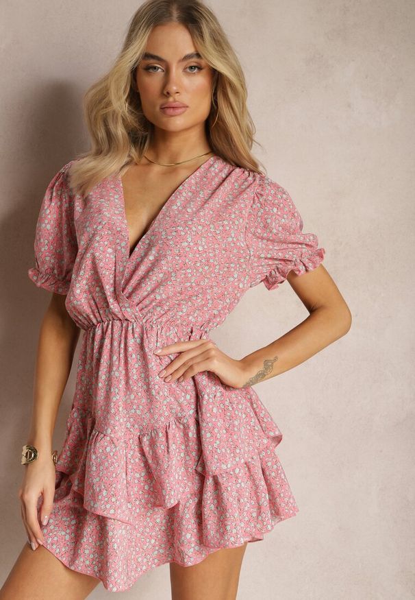 Renee - Różowa Krótka Sukienka Letnia z Gumką w Talii i Falbankami Jasimra. Typ kołnierza: kołnierz z falbankami. Kolor: różowy. Wzór: kwiaty. Sezon: lato. Styl: wakacyjny. Długość: mini