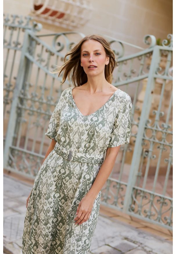 MOODO - Sukienka z wiskozy oliwkowa. Kolor: oliwkowy. Materiał: wiskoza