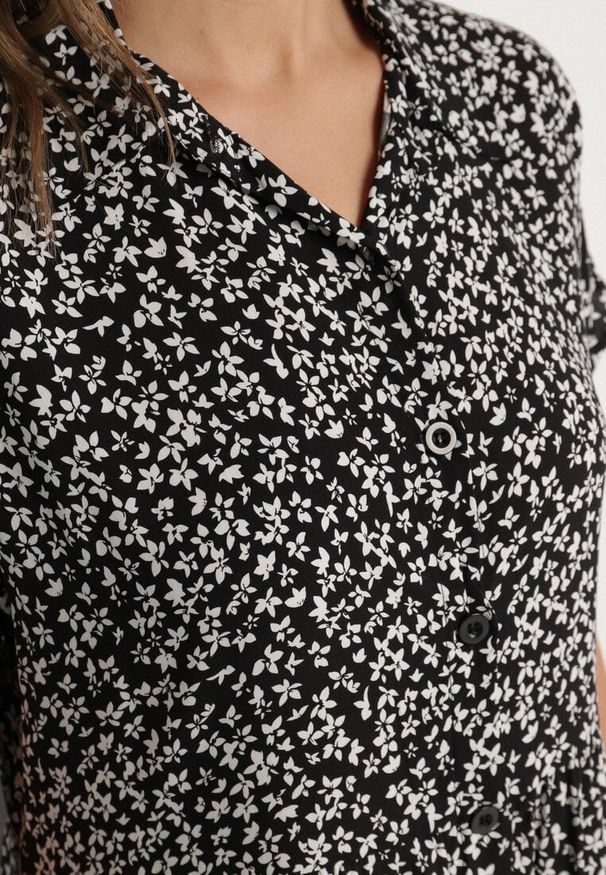 Born2be - Czarno-Biała Bawełniana Sukienka Koszulowa w Kwiaty z Rozkloszowanym Dołem Jerilsa. Okazja: na co dzień. Typ kołnierza: kołnierzyk klasyczny. Kolor: czarny. Materiał: bawełna. Długość rękawa: krótki rękaw. Wzór: kwiaty. Typ sukienki: koszulowe. Styl: klasyczny, casual, elegancki