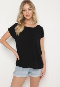 Born2be - Czarna Bluzka z Wiskozy o Kroju Oversize Liruvia. Okazja: na co dzień. Kolor: czarny. Materiał: wiskoza. Styl: casual #3
