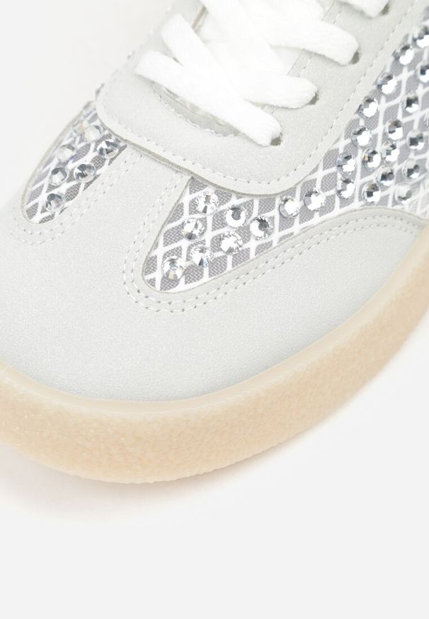 Born2be - Szare Sneakersy na Grubej Podeszwie Ozdobione Cyrkoniami Orinrya. Okazja: na co dzień. Kolor: szary. Materiał: skóra, jeans. Wzór: aplikacja