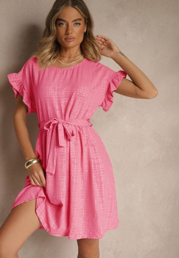 Renee - Fuksjowa Sukienka z Paskiem i Falbankami przy Rękawach Folunelle. Okazja: na co dzień. Typ kołnierza: kołnierz z falbankami. Kolor: różowy. Styl: elegancki, casual, klasyczny