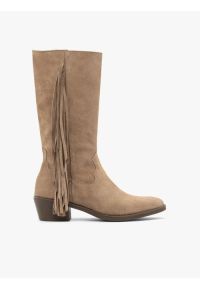 Ryłko - Piaskowe kozaki boho z frędzlami. Zapięcie: zamek. Kolor: beżowy. Materiał: welur, skóra. Szerokość cholewki: normalna. Obcas: na obcasie. Styl: boho. Wysokość obcasa: średni #1