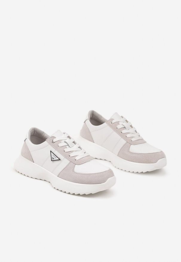Renee - Białe Skórzane Sneakersy z Geometryczną Ozdobą Ireadia. Okazja: na co dzień, na spacer. Kolor: biały. Materiał: skóra. Wzór: aplikacja, geometria. Obcas: na płaskiej podeszwie. Sport: turystyka piesza