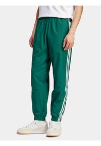 Adidas - adidas Spodnie dresowe Adicolor Woven Firebird IT2497 Zielony Regular Fit. Kolor: zielony. Materiał: syntetyk