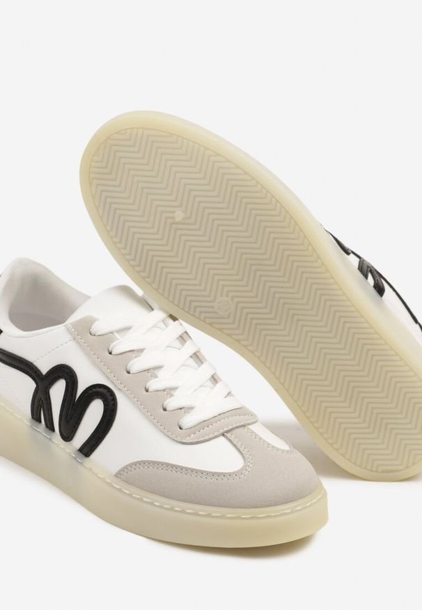 Born2be - Białe Sneakersy w Stylu Klasycznych Tenisówek z Ozdobną Aplikacją Elddiva. Okazja: na co dzień. Nosek buta: okrągły. Zapięcie: sznurówki. Kolor: biały. Materiał: jeans. Wzór: aplikacja. Sezon: lato, wiosna