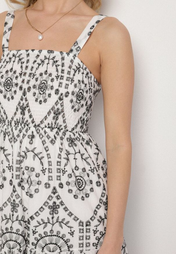 Born2be - Czarno-Biała Bawełniana Sukienka Ozdobiona Haftem Sadonique. Okazja: na co dzień. Kolor: czarny. Materiał: bawełna. Długość rękawa: na ramiączkach. Wzór: aplikacja, haft. Styl: casual, elegancki