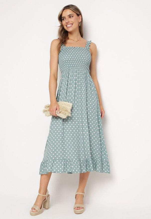 Born2be - Zielona Wiskozowa Sukienka z Szerokimi Ramiączkami i Gumką w Talii Ginneli. Okazja: do pracy. Typ kołnierza: dekolt w łódkę. Kolor: zielony. Materiał: wiskoza. Długość rękawa: na ramiączkach. Typ sukienki: proste