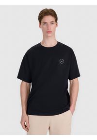 4f - 4F T-shirt oversize z nadrukiem męski - czarny S. Okazja: na co dzień. Kolor: czarny. Materiał: bawełna, tkanina, jersey. Długość rękawa: krótki rękaw. Długość: krótkie. Wzór: nadruk. Styl: klasyczny, casual, sportowy #1