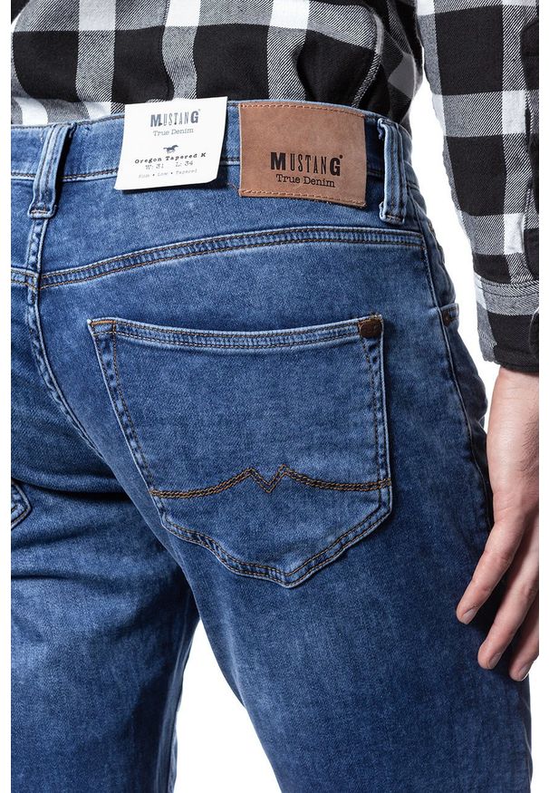Mustang - SPODNIE MĘSKIE MUSTANG Oregon Tapered K DENIM BLUE 1006064 5000 313. Stan: obniżony. Wzór: nadruk. Styl: klasyczny