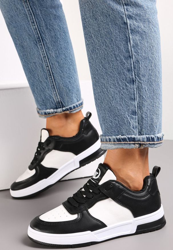 Renee - Biało-Czarne Sneakersy z Imitacji Skóry z Kolorowymi Wstawkami Cardatea. Kolor: czarny. Materiał: skóra. Szerokość cholewki: normalna. Wzór: kolorowy. Sezon: lato