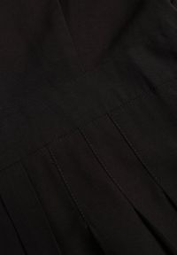 Renee - Czarna Sukienka Plisowana z Wiskozy Ozdobiona Wiązaniem Farrive. Okazja: na co dzień. Kolor: czarny. Materiał: wiskoza. Wzór: aplikacja. Styl: casual, elegancki, klasyczny #3