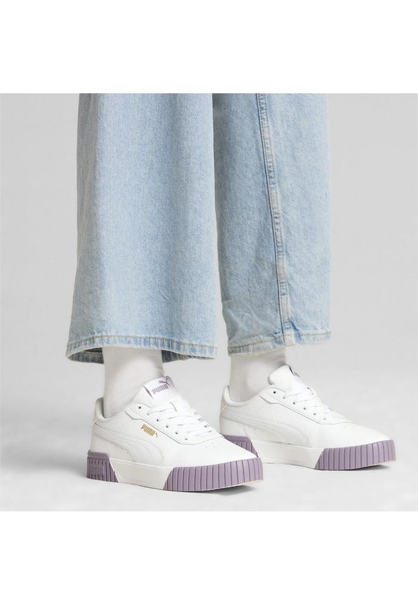 Puma - Damskie sneakersy Carina 2.0 PUMA White Pale Plum Gold Purple. Zapięcie: sznurówki. Kolor: fioletowy, biały, wielokolorowy, żółty. Materiał: syntetyk, materiał. Szerokość cholewki: normalna. Sport: turystyka piesza