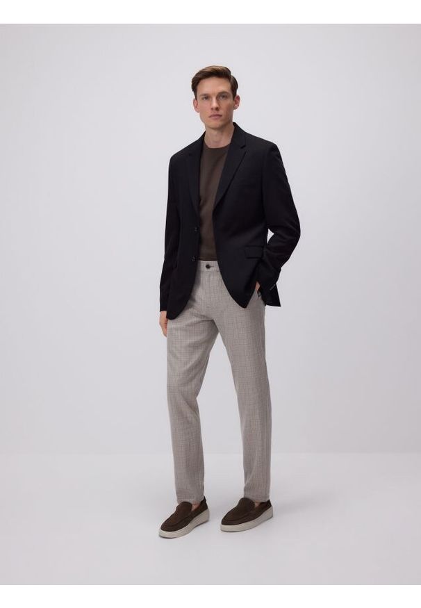 Reserved - Spodnie chino slim z wiskozą - beżowy. Kolor: beżowy. Materiał: wiskoza