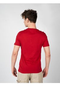 Guess T-Shirt "Lumy" | X2RI07KAK91 | Mężczyzna | Czerwony. Okazja: na co dzień. Kolor: czerwony. Materiał: bawełna. Wzór: nadruk. Styl: casual, klasyczny, elegancki