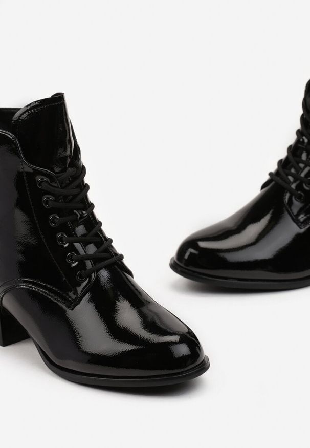 Born2be - Czarne Lakierowane Botki Trzewiki na Niskim Słupku Junikore. Kolor: czarny. Materiał: lakier. Sezon: jesień. Obcas: na słupku