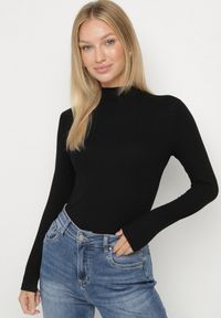 Born2be - Czarna Wiskozowa Bluzka Połgolf Farriva. Okazja: na co dzień. Kolor: czarny. Materiał: wiskoza. Styl: casual, elegancki