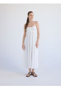 Reserved - Sukienka midi na ramiączkach - złamana biel. Materiał: tkanina. Długość rękawa: na ramiączkach. Wzór: gładki. Typ sukienki: proste. Długość: midi #1