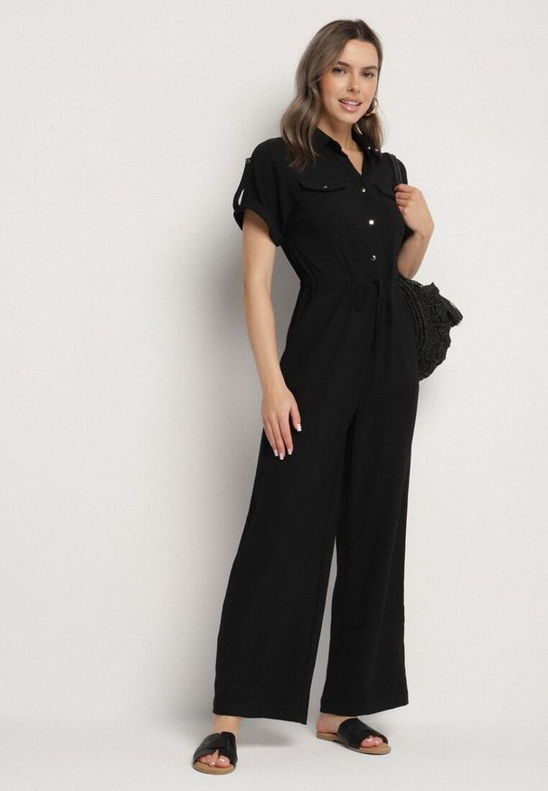 Born2be - Czarny Kombinezon o Koszulowym Kroju z Krótkim Rękawem i Wiązaniem w Talii Mareriela. Kolor: czarny. Długość rękawa: krótki rękaw. Długość: krótkie. Sezon: wiosna, lato